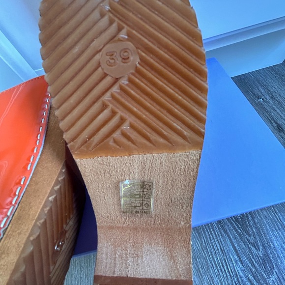 NWB FIGURE DECORATIVE ORANGE CLOGS/ITALY/PATENT LEATHER/39IT-8US/UNIQUE - Picture 10 of 16